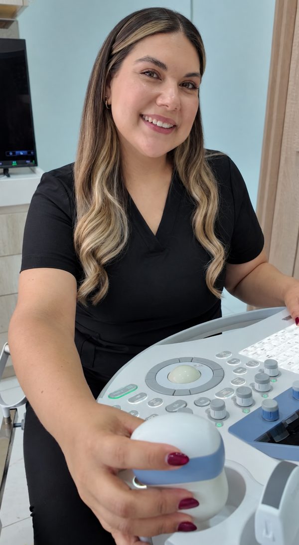 Dra. Mariana Minjarez Corral con equipo de ultrasonido, especialista en Medicina Materno-Fetal en Tijuana